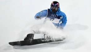 O italiano Ian Matteoli compete na primeira rodada da final masculina de snowboard big air durante os Jogos Olímpicos de Inverno Milano Cortina 2026 no Livigno Snow Park, em Livigno