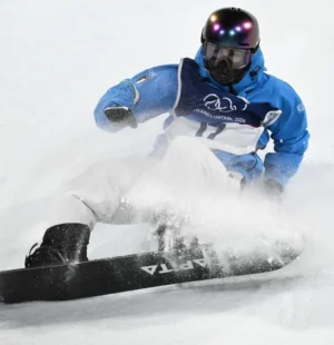O italiano Ian Matteoli compete na primeira rodada da final masculina de snowboard big air durante os Jogos Olímpicos de Inverno Milano Cortina 2026 no Livigno Snow Park, em Livigno