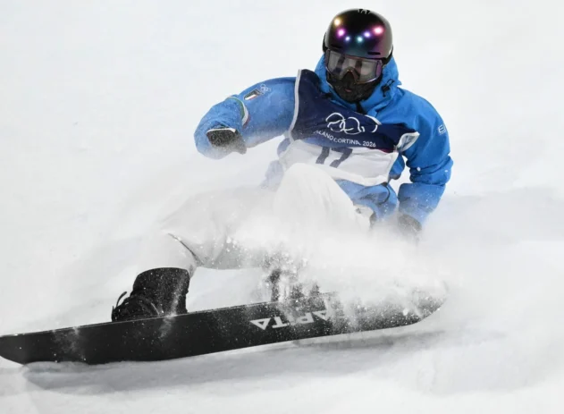O italiano Ian Matteoli compete na primeira rodada da final masculina de snowboard big air durante os Jogos Olímpicos de Inverno Milano Cortina 2026 no Livigno Snow Park, em Livigno