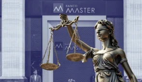 Estátua da deusa da justiça com balança em frente a prédio com a inscrição Banco Master ao fundo.