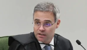 A condução das análises técnicas relacionadas à Operação Compliance Zero passará a seguir o trâmite pericial regular da Polícia Federal, após autorização do ministro André Mendonça, do Supremo Tribunal Federal.