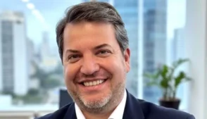 A Vale S.A. informou nesta quinta-feira (26) que seu Conselho de Administração nomeou Marcio Antonio Chiumento, atual presidente da Previ, para ocupar cargo vago como membro do colegiado da companhia. A decisão foi tomada em conformidade com o Estatuto Social, a Política de Administradores da Vale e a legislação aplicável, segundo comunicado ao mercado.