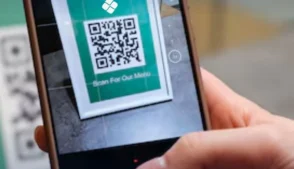 Celular escaneando um QR code