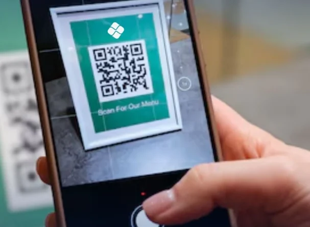 Celular escaneando um QR code