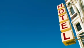 Fachada com letreiro hotel