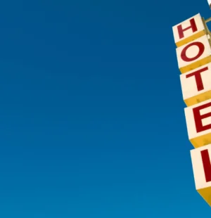 Fachada com letreiro hotel