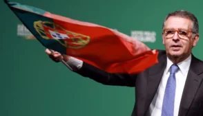Jose Antonio Seguro segurando bandeira de Portugal