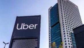 Um sinal para o Uber Parking em frente a um shopping na cidade de São Paulo
