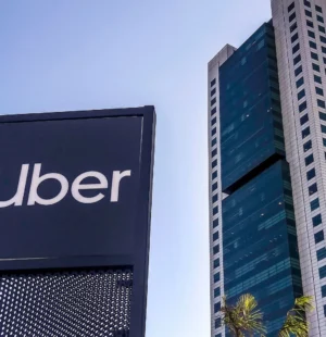 Um sinal para o Uber Parking em frente a um shopping na cidade de São Paulo