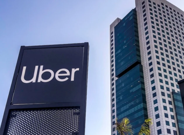 Um sinal para o Uber Parking em frente a um shopping na cidade de São Paulo