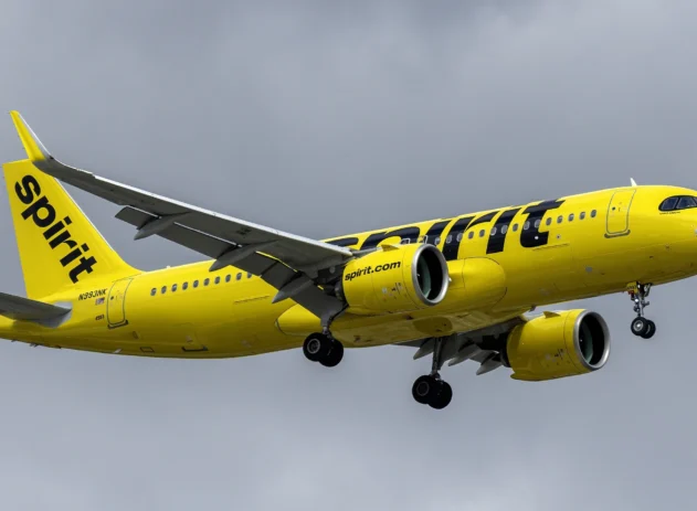 A Spirit Airlines está se preparando para encolher para uma versão minúscula de si mesma, focando em períodos e rotas de alta demanda, bem como na expansão de assentos de classe premium, em uma tentativa de sobreviver, de acordo com um novo plano revelado no Tribunal de Falências dos EUA na terça-feira (24).
