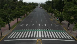 Vista aérea de uma rodovia vazia durante uma greve geral de 24 horas convocada por sindicatos de trabalhadores contra a reforma trabalhista proposta pelo presidente Javier Milei em Buenos Aires, em 19 de fevereiro de 2026