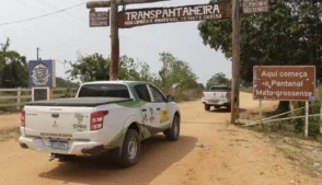 Porto Jofre (MT) 16/11/2023 –Início da estrada Transpantaneira, na foto carros do ICMBIO seguem rumo a Porto Jofre para ajudar no combate ao incêndio florestal que atinge o Pantanal