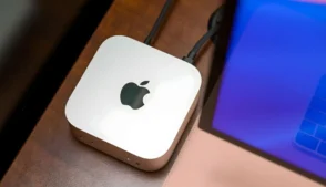 Mac mini em uma mesa