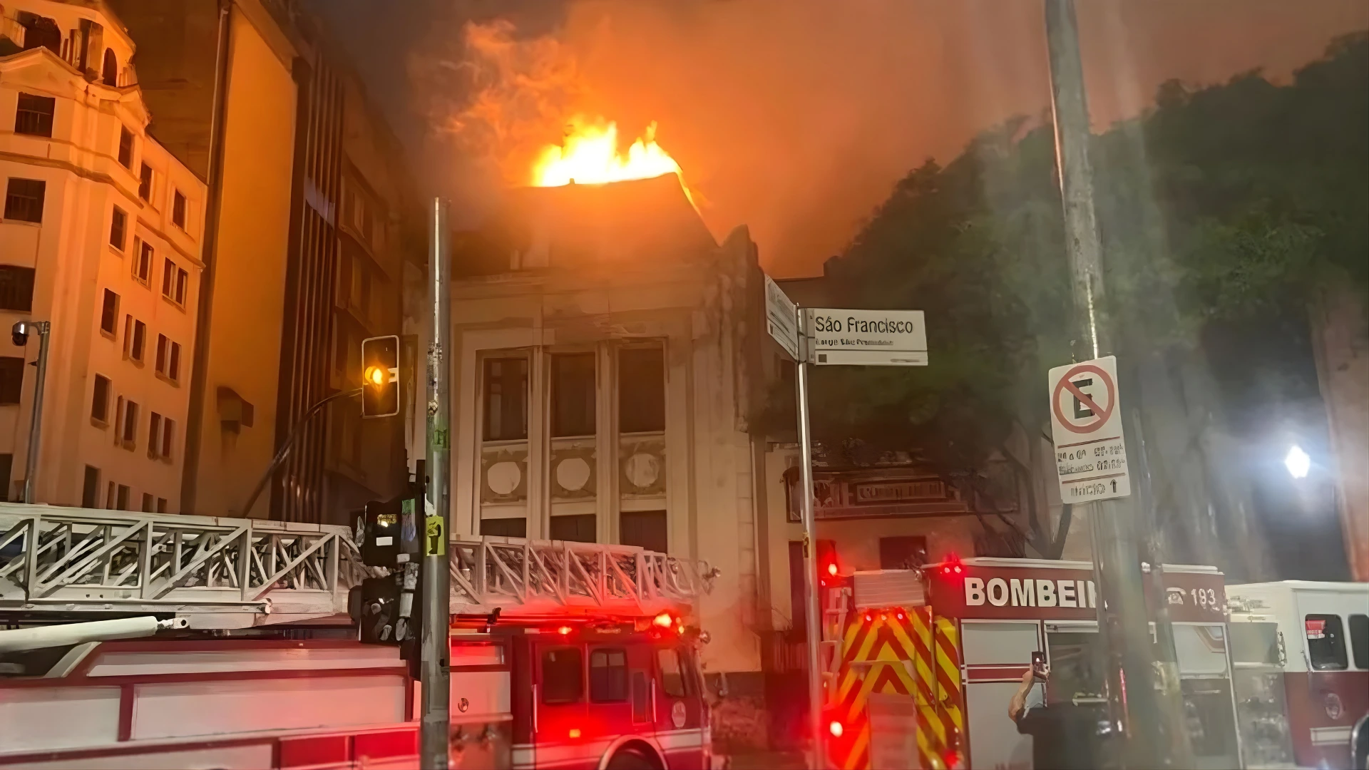 Incêndio atinge prédio da USP em São Paulo e mobiliza bombeiros durante a madrugada