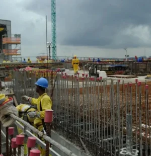 A indústria da construção começou 2026 em baixa. Em janeiro, o índice que mede o nível de atividade do setor registrou 43,1 pontos, pior resultado do indicador para o mês desde 2017, de acordo com a Sondagem Indústria da Construção, divulgada nesta quinta-feira (26) pela Confederação Nacional da Indústria (CNI), em parceria com a Câmara Brasileira da Indústria da Construção (CBIC).