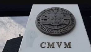 A Comissão de Valores Mobiliários (CVM) ordenou a interrupção imediata das atividades de oferta de serviços de intermediação de valores mobiliários realizadas pelas empresas Trinota Markets (Global) Limited, Harindale LTD e Oryx Finance Limited. A autarquia concluiu que as companhias não possuem autorização para atuar no mercado de capitais brasileiro nem para captar recursos de investidores residentes no país.