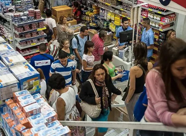 O Índice de Confiança do Empresário do Comércio (Icec) voltou a subir em fevereiro, registrando alta de 1,6% sobre janeiro, já descontados os efeitos sazonais, segundo dados divulgados pela Confederação Nacional do Comércio de Bens, Serviços e Turismo (CNC). Trata-se da quarta elevação consecutiva, sinalizando melhora gradual no humor do varejo.