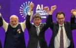 O primeiro-ministro da Índia, Narendra Modi (à esquerda), tira uma foto em grupo com líderes de empresas de IA, incluindo o CEO da OpenAI, Sam Altman (ao centro), e o CEO da Anthropic, Dario Amodei (à direita), na Cúpula de Impacto da IA, em Nova Délhi, em 19 de fevereiro de 2026.