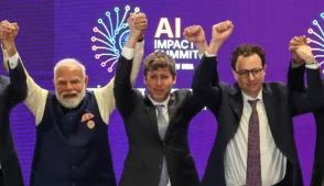 O primeiro-ministro da Índia, Narendra Modi (à esquerda), tira uma foto em grupo com líderes de empresas de IA, incluindo o CEO da OpenAI, Sam Altman (ao centro), e o CEO da Anthropic, Dario Amodei (à direita), na Cúpula de Impacto da IA, em Nova Délhi, em 19 de fevereiro de 2026.
