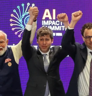 O primeiro-ministro da Índia, Narendra Modi (à esquerda), tira uma foto em grupo com líderes de empresas de IA, incluindo o CEO da OpenAI, Sam Altman (ao centro), e o CEO da Anthropic, Dario Amodei (à direita), na Cúpula de Impacto da IA, em Nova Délhi, em 19 de fevereiro de 2026.