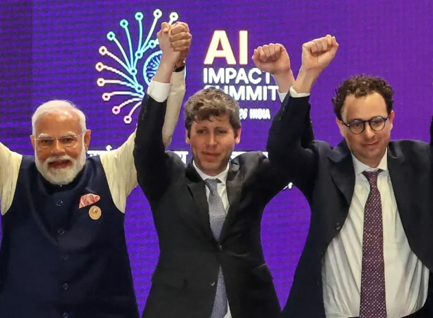 O primeiro-ministro da Índia, Narendra Modi (à esquerda), tira uma foto em grupo com líderes de empresas de IA, incluindo o CEO da OpenAI, Sam Altman (ao centro), e o CEO da Anthropic, Dario Amodei (à direita), na Cúpula de Impacto da IA, em Nova Délhi, em 19 de fevereiro de 2026.