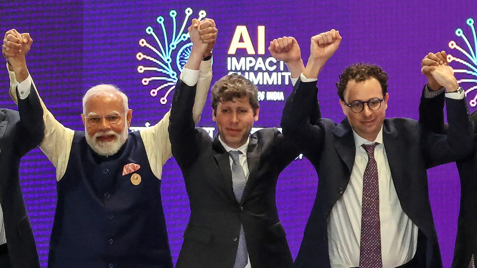 Clima tenso: CEOs de OpenAI e Anthropic evitam dar as mãos em cúpula de IA na Índia