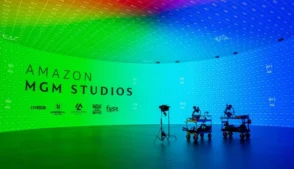 Estudio com tela de fundo infinito com logo da Amazon MGM Studio