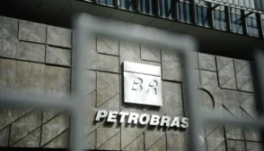 logo da petrobras em uma parede de pedras cinza