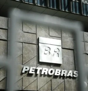 logo da petrobras em uma parede de pedras cinza