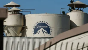 A Warner Bros. Discovery afirmou nesta quinta-feira (26) que considera a mais recente oferta de aquisição da Paramount Skydance superior ao acordo atualmente firmado com a Netflix, em mais um capítulo da disputa pelos ativos de mídia tradicionais da companhia.