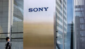 Um pedestre passa pelo logotipo da gigante japonesa de tecnologia Sony na entrada do prédio da sede da empresa em Tóquio