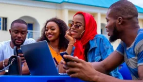 Jovens dividem um notebook