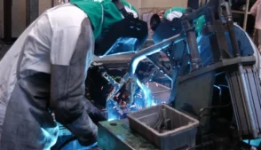 A Abimaq avaliou como positiva, porém ainda incerta, a decisão da Suprema Corte dos Estados Unidos que restringiu o uso da legislação americana de emergência econômica – a IEEPA, de 1977 – para justificar a imposição unilateral de tarifas comerciais pelo Poder Executivo. O entendimento do tribunal foi de que a aplicação desse instrumento, nessas condições, depende de autorização do Congresso, o que derrubou as sobretaxas adotadas anteriormente contra diversos parceiros comerciais, incluindo o Brasil.