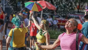Pessoas pulam Carnaval na rua, no bloco Galinho, em Brasília.