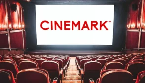 Tela de cinema com logo do cinemark ao fundo