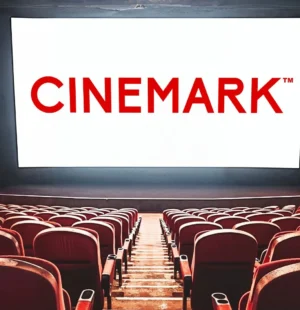 Tela de cinema com logo do cinemark ao fundo