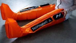 Botas de compressão Normatec Elite personalizadas da Hyperice e Nike ACG.