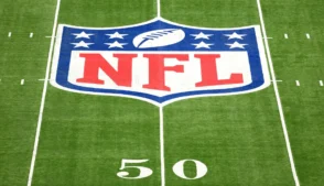 Campo com logo da NFL