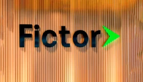 Logo da fictor em uma parede ripada