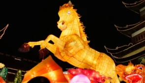 Estátua iluminada de cavalo, em um desfile