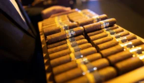 bandeja com charutos cubanos