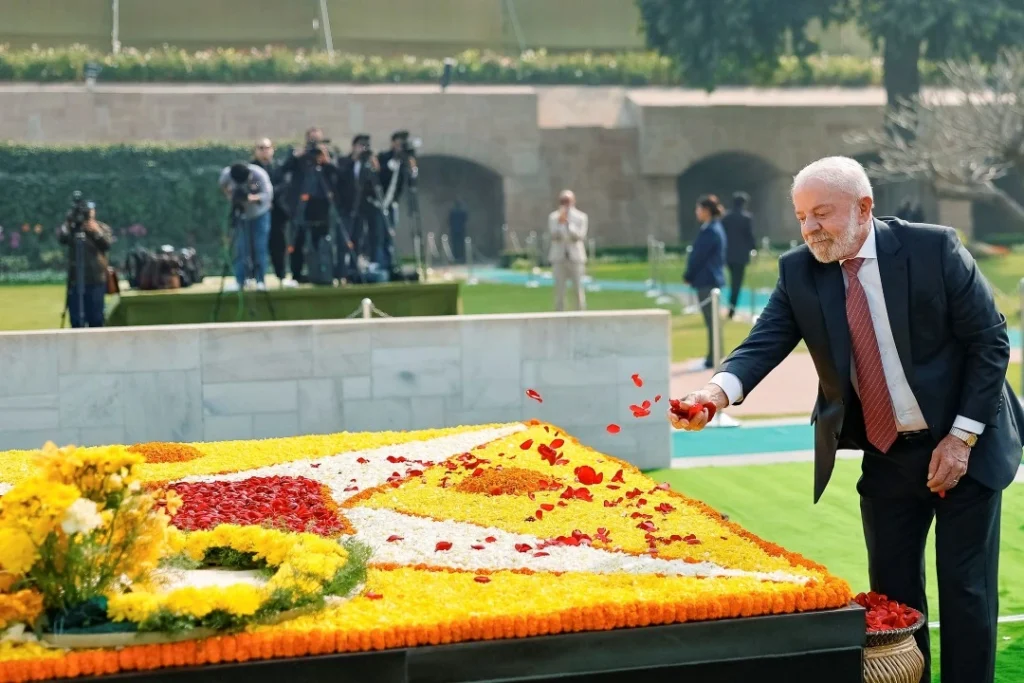 Lula durante cerimônia de oferenda floral em homenagem a Mahatma Gandhi, no Memorial Raj Ghat