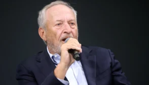 Larry Summers, o ex-secretário do Tesouro dos EUA que tem sido perseguido por sua amizade passada com Jeffrey Epstein, anunciou nesta quarta-feira que renunciará ao cargo de professor na Universidade de Harvard até o final do atual ano letivo.