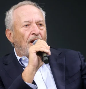 Larry Summers, o ex-secretário do Tesouro dos EUA que tem sido perseguido por sua amizade passada com Jeffrey Epstein, anunciou nesta quarta-feira que renunciará ao cargo de professor na Universidade de Harvard até o final do atual ano letivo.