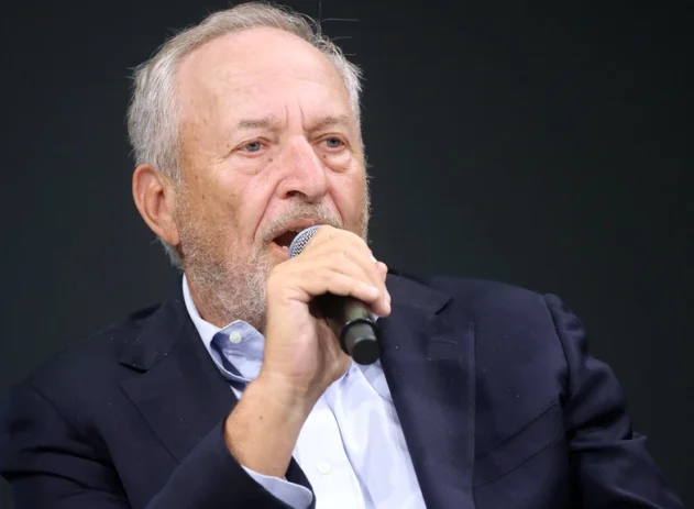 Larry Summers, o ex-secretário do Tesouro dos EUA que tem sido perseguido por sua amizade passada com Jeffrey Epstein, anunciou nesta quarta-feira que renunciará ao cargo de professor na Universidade de Harvard até o final do atual ano letivo.