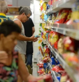 A possível substituição da escala 6x1 por um novo modelo de jornada de trabalho acendeu um sinal de alerta no setor supermercadista. Para o vice-presidente da Associação Brasileira de Supermercados (Abras), Marcio Milan, qualquer mudança aprovada sem discussão aprofundada com o setor pode gerar aumento de despesas operacionais e efeitos diretos sobre o valor final pago pelo consumidor.