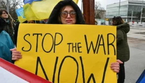 As delegações da Rússia e da Ucrânia começaram nesta terça-feira (17) em Genebra uma nova rodada de conversas de paz mediadas pelos Estados Unidos para tentar pôr fim a quase quatro anos de guerra.