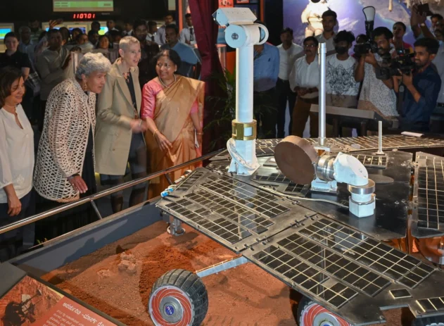 Pessoas ao redor de uma réplica do rover Opportunity da NASA durante a cerimônia de apresentação no Museu Industrial e Tecnológico Visvesvaraya em Bengaluru,
