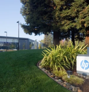 A HP reduziu suas expectativas para o ano fiscal e informou que os resultados devem ficar próximos do limite inferior do guidance anterior, diante da pressão de custos mais altos com chips de memória, segundo balanço divulgado na terça-feira (24).